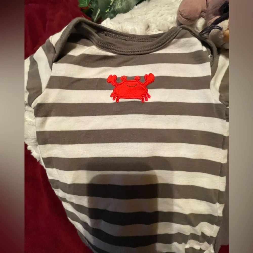 🦀 Carters 2 piece Set CUTE AS A BUTTON Crabby jogger Bottom and Onesie one Pc 9M